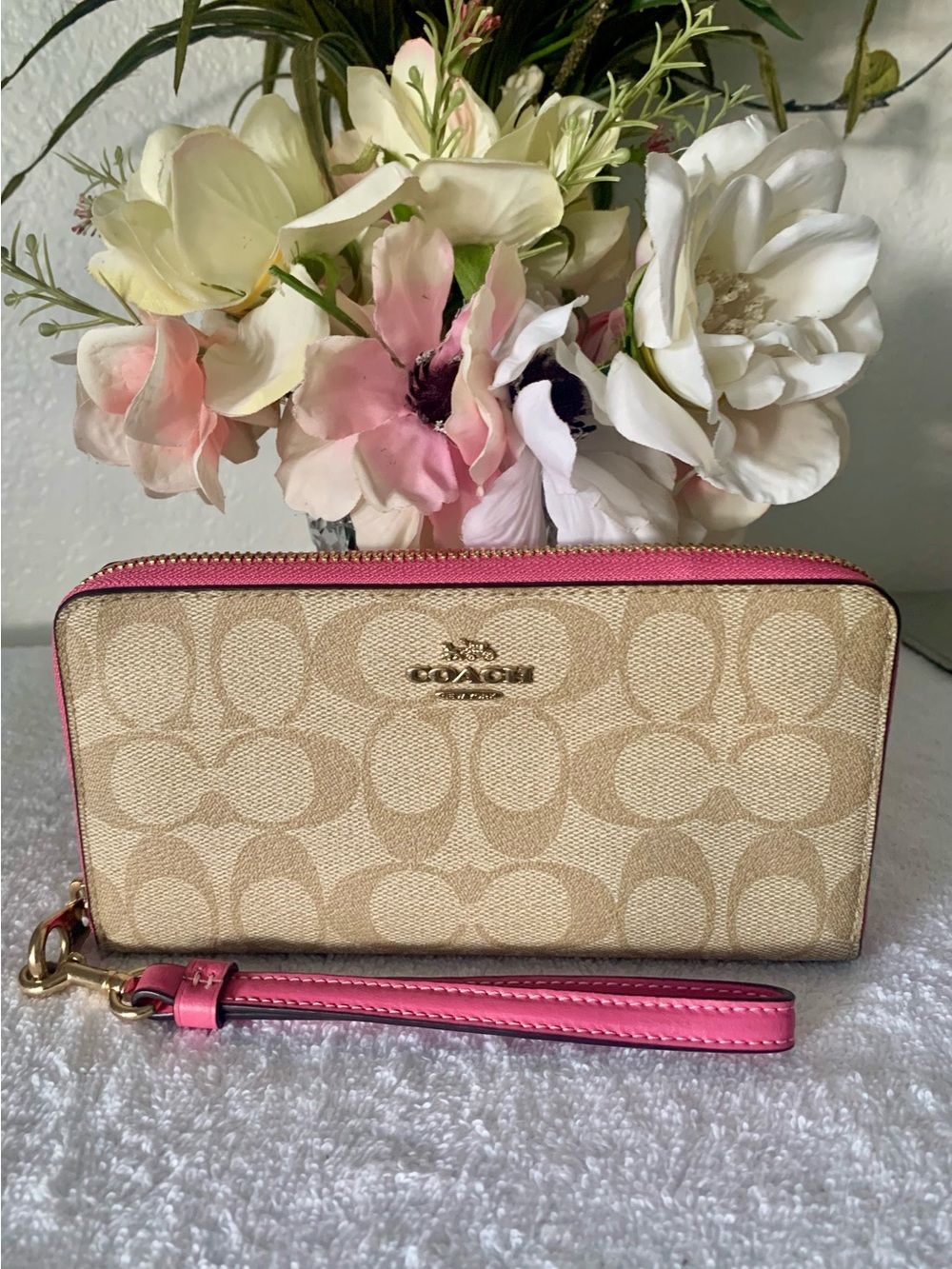 Coach Long Zip Around Wallet Signature Canvas Detachable Wrist-strap Pink/Cream